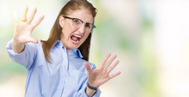 Üzerinde gözlük güzel orta yaş olgun iş kadını şokta bağırarak arka plan korkuyor ve dehşet korku ifade dur hareketi el ile ile izole. Panik kavramı.