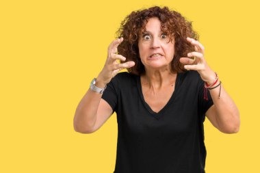 Güzel orta ager izole arka plan öfke ile sinirli bağırarak üzerinde kadın kıdemli eller boğazlamak istiyor deli bağırıyor