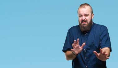 İzole arka plan Genç beyaz hipster adam tiksinti ifadesi, memnun ve korkulu tiksinti yüz yapıyorsun çünkü nefret tepki. Elleriyle kaldırdı. Sinir bozucu kavramı.