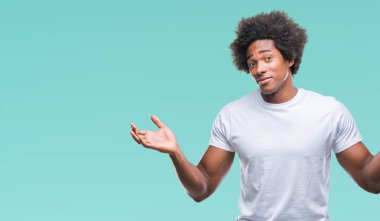 İzole arka plan clueless ve şaşkın bir ifadeyle kollar ve eller kaldırdı Afro Amerikan adam. Şüphe kavramı.
