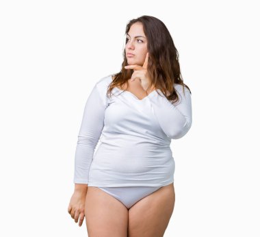 Artı boyutu genç overwight kadın güzel üzerinde beyaz iç çamaşırı giyiyor arka plan çene düşünme hakkında soru, dalgın ifade üzerine el ile izole. Düşünceli yüzüyle gülümsüyor. Şüphe kavramı.