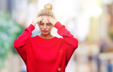 Kırmızı kazak ve gözlük üzerinde giyen genç güzel sarışın kadın izole arka plan baş baş ağrısı için el ile çünkü stres. Migren muzdarip.