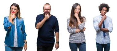 Kolaj grup izole arka plan seyir üzerinde genç iş adamları bir gülümseme ile çapraz kol ve çeneme kaldırdı el kamerasıyla, kendinden emin. Pozitif düşünce.