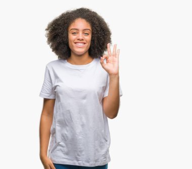 Gülümseyen izole arka plan üzerinde genç afro Amerikalı kadın el ve parmaklar ok işaretiyle yapıyor olumlu. Başarılı ifade.