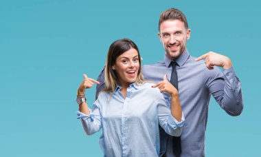 Genç işçiler iş çift yüzünde gülümseme ile kendinden emin görünüyorsun, kendini gururlu ve mutlu parmakları ile işaret izole arka plan üzerinde.