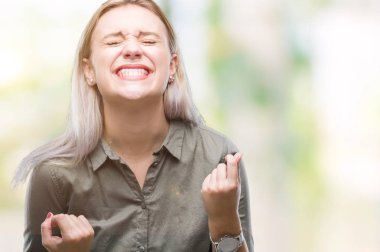 Gülümseyen ve başarı için çığlık Genç Sarışın iş kadın yüzünden izole arka plan çok mutlu ve heyecanlı kaldırdı, silah ile kazanan jest yapıyor. Kutlama kavramı.