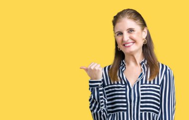 Orta yaş olgun iş kadını arıyor ve başparmak yanında yukarıyı mutlu yüz ile gülümseyen izole arka plan üzerinde.