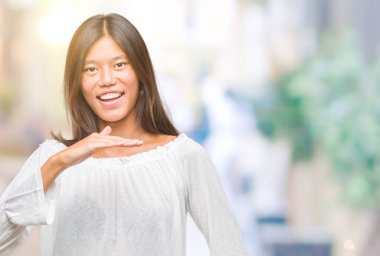 Genç Asyalı kadın ile büyük ve büyük boy işaret, ölçü birimi sembol gösteren el eller izole arka plan üzerinde. Kameraya bakarak gülümsüyordu. Ölçüm kavramı.