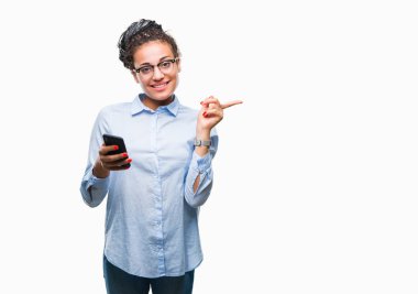 Genç izole arka tarafına el ve parmak ile işaret çok mutlu üzerinde akıllı telefon kullanan saç Afro-Amerikan iş kız örgülü
