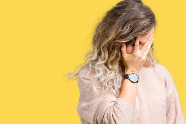 Yüzünü elleriyle ağlayarak süre kapsayan üzgün ifade ile izole arka plan üzerinde sweatershirt giyen güzel genç sarışın kadın. Depresyon kavramı.