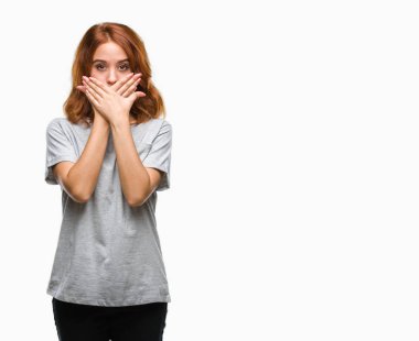 Genç güzel kadın izole arka plan ağız hata için elleriyle kapsayan şok yüzünden. Gizli kavramı.