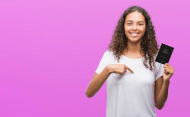 Avustralya kendisine pasaport sürpriz yüz işaret parmağı tutan genç İspanyol kadın