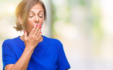 İspanyol kadın kıdemli orta yaş izole arka plan üzerinde el ile ağız kapsayan yorgun esneme sıkılmış. Restless ve uyku hali.