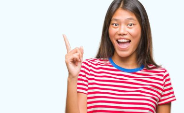 Genç Asyalı kadın ile başarılı fikir parmağı yukarıyı izole arka plan üzerinde. Çıktıktan ve mutlu. Bir numara.
