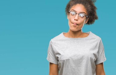İzole arka plan yapma balık yüzüne dudaklı, çılgın ve komik bir jest gözlüklü genç afro Amerikalı kadın. Komik ifade.