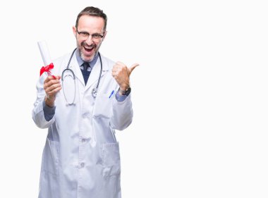 Orta yaş üst düzey ağarmış Doktor adam derecesi sertifika işaret ve başparmak kadar mutlu yüz gülümseyen tarafı ile gösteren izole arka plan üzerinde tutan