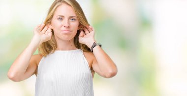 Güzel genç zarif kadın parmakları ile yüksek sesle müzik gürültü rahatsız ifade kulaklarıyla kapsayan izole arka plan yüzünden. Sağır kavramı.