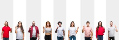 İzole arka plan gösterme ve kendinden emin ve mutlu gülümseyen bir parmak ile işaret eden oktan yukarı kolaj farklı etnik gençlerin üzerine beyaz çizgili.