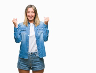 İzole arka plan kutlama üzerinde genç güzel kadın şaşırttı ve başarı için kaldırdı kollarını açarak hayret ve gözleri açık. Kazanan kavramı.