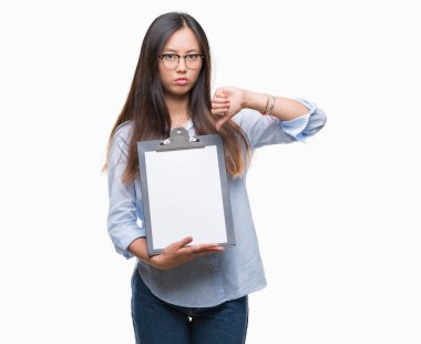 Pano tutan genç Asya iş kadın arka plan kızgın yüzü, eksi işareti aşağı antipati başparmak ile gösterilen, ret kavramı ile izole