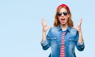 Genç güzel kadın yüzünden kızgın ve silah ile başarı için deli kutluyor güneş gözlüğü takıyor izole arka plan ortaya çıkar ve heyecanlı çığlık gözler kapalı. Kazanan kavramı