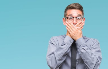 Genç yakışıklı iş adamı izole arka plan ağız hata için elleriyle kapsayan şok içinde. Gizli kavramı.
