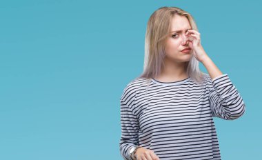 Sarışın genç kadın bir şey pis ve iğrenç kokulu izole arka plan, dayanılmaz koku, holding nefes burun parmaklar ile. Kötü kokuyor kavramı.