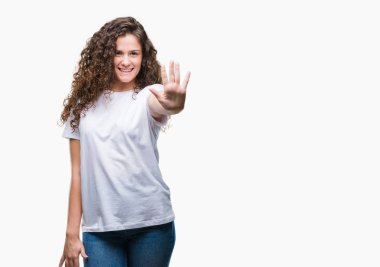 Gösterilen ve parmakları ile işaret izole arka plan üzerinde rahat t-shirt giyen güzel esmer kıvırcık saçlı Genç kız kendinden emin ve mutlu gülümseyerek süre beş numara.