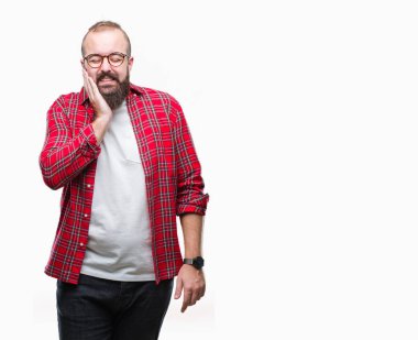 Diş ağrısı veya dişlerde dişlerle ilgili hastalık nedeniyle ağız acı ifadesi ile el ile dokunmak izole arka plan üzerinde gözlük takan Genç beyaz hipster adam. Diş hekimi kavramı.