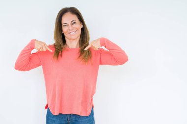 Yüzünde gülümseme ile kendinden emin görünüyorsun, kendini gururlu ve mutlu parmakları ile işaret izole arka plan güzel orta yaş kadın.