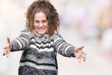 Güzel esmer kıvırcık saçlı Genç kız sarılmak için kollarını açarak gülümseyerek kameraya bakarak izole arka plan üzerinde gözlük takıyorum. Neşeli ifade kucaklayan mutluluk.