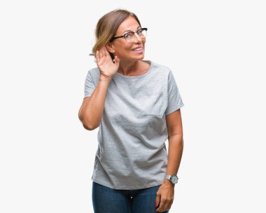 Bir işitme söylenti ya da dedikodu için dinleme kulak üzerinde el ile gülümseyen izole arka plan üzerinde gözlük takan orta yaş İspanyol kadın kıdemli. Sağırlık kavramı.