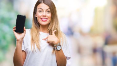 Genç güzel kadın gösteren boş ekran smartphone sürpriz yüz işaret parmağı kendini izole arka plan üzerinde