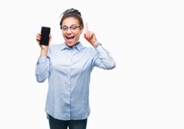 Bir fikir ya da soru işaret parmağı gülen yüz, bir numara ile ekran smartphone izole arka plan üzerinde gösterilen genç örgülü saç Afro-Amerikan iş kız şaşırttı