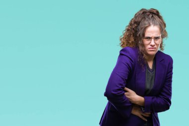 Okul üniforması ve gözlük üzerinde giyen genç esmer öğrenci kız izole mide üzerinde el ile arka plan çünkü mide bulantısı, ağrılı hastalık hasta hissediyor. Ağrısı kavramı.