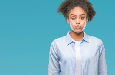 Komik surat ile yanakları şişirme izole arka plan üzerinde genç afro Amerikalı kadın. Ağız ile hava, deli ifade şişirilmiş.