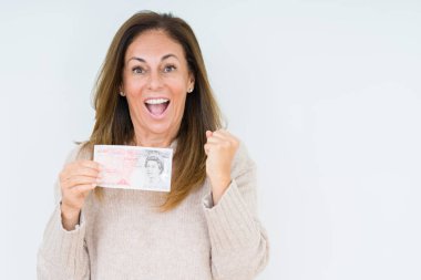 50 pound banknot gurur çığlık ve zafer ve başarı çok heyecanlı, kutluyor izole arka plan üzerinde tutan orta yaş kadın duygu tezahürat