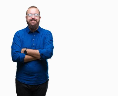 İzole arka plan mutlu yüz ile gülümseyen üzerinde gözlük takan Genç beyaz hipster adam kameraya seyir silah geçti. Olumlu bir kişi.