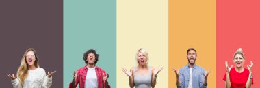 Kolaj üzerinde renkli vintage gençlerin grup bir arka plan deli izole ve deli bağırarak ve agresif ifade ve silah kaldırdı bağırıyor. Hayal kırıklığı kavramı.