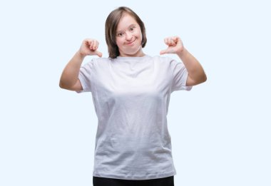 Yüzünde gülümseme ile kendinden emin görünüyorsun, kendini gururlu ve mutlu parmakları ile işaret izole arka plan üzerinde down sendromlu Genç Yetişkin kadın.