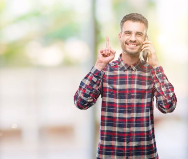 Genç yenilikçi yetişkin adam bir fikir ya da soru işaret parmağı gülen yüz, bir numara ile sürpriz Evet