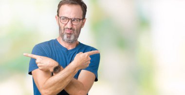 Nedir yakışıklı orta yaş ağarmış komuta sizde gözlük izole üzerinde işaretleme için her iki parmak, farklı yönde ile katılmıyorum arka plan