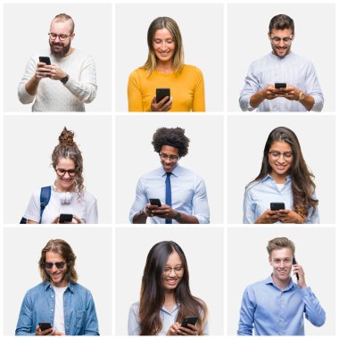 Bir grup genç insan izole arka plan üzerinde duran ve diş gösterilen kendine güvenen bir gülümsemeyle gülümseyerek mutlu bir yüz ile smartphone kullanarak kolaj