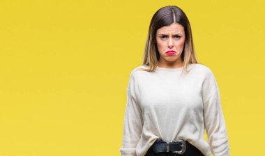 Genç güzel kadın depresif izole arka plan ve sıkıntı, kızgın ve korkmuş ağlıyor için endişe casual beyaz kazak. Üzgün ifade.