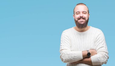 Mutlu yüz ile gülümseyerek kameraya seyir silah geçti arka plan üzerinde kış kazak giyen genç beyaz hipster adam izole. Olumlu bir kişi.