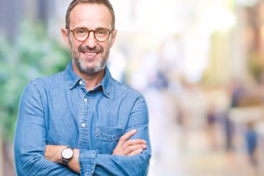 Üzerinde gözlük takan orta yaş ağarmış komuta sizde mutlu yüz ile gülümseyerek kameraya seyir silah geçti arka plan izole. Olumlu bir kişi.