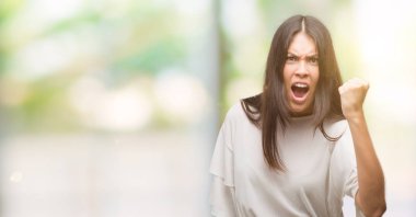 Genç güzel İspanyol kadın rahatsız ve öfkeyle, çılgın ve yükseltilmiş eliyle diye bağıran öfke kavramı bağırarak boşa