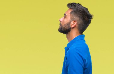 İzole arka tarafına, seyir yetişkin İspanyol adam sakin ol kendine güvenen gülümseme ile doğal yüz pozuyla profili.