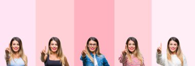 Kolaj pembe çizgili genç güzel kadın bir arka plan gösterme ve işaret yukarıya parmak gülümseyen süre bir numara ile kendinden emin ve mutlu izole.