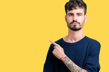 Yakışıklı delikanlı izole üzerinden reklam, ciddi ve sakin yüz gösterilen yan el parmak ile işaret arka plan